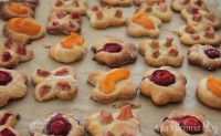ciasteczka drożdżowe rabarbar truskawki morele ciastka