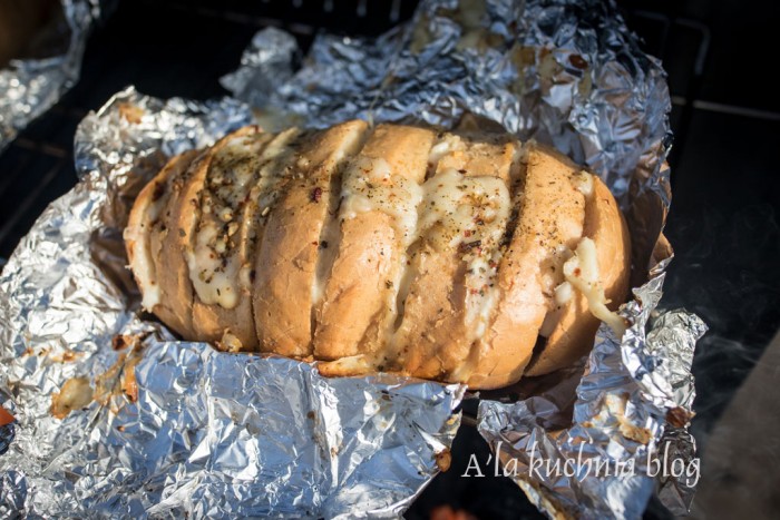 chlebek na grilla suszone pomidory bazylia czosnek grillowany pieczywo coś na ząb prosty zioła ziołowy zioła mozzarella mozarela camembert